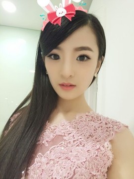 打瞌睡的扇子主播照片