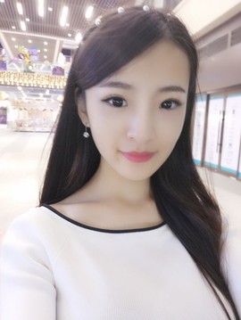 打瞌睡的扇子主播照片