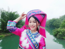 七彩云南旅游主播照片
