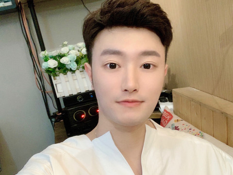 新人晓明🤴🏻海报