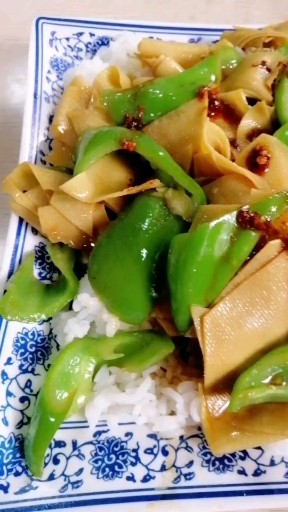尖椒豆皮饭冰镇啤酒，干就完了！