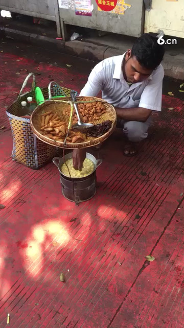 靠一个小吃摊位为生的缅甸大叔