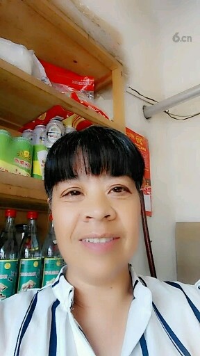 好不自在右看左看看个不停在想啥