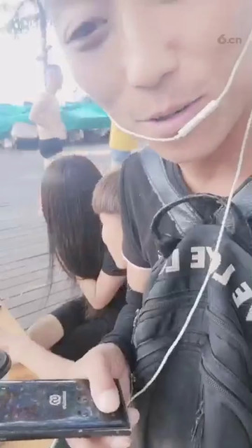 女主播盘小伙