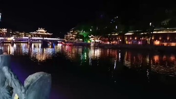 湖南凤凰古城沱河边拍摄三月十七