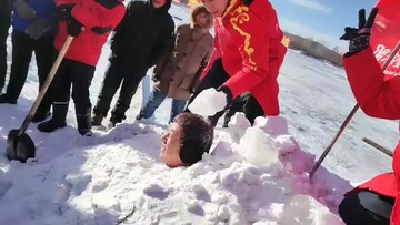 这个人老历害了埋在雪里了