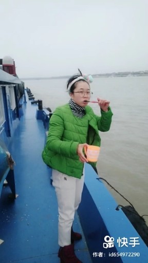 起床刷牙，船上下雪了