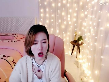 这个主播直播嗑瓜子