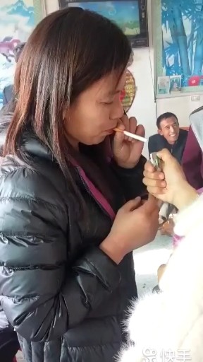 爸的胸口妈的手