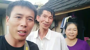 小江直播同当地人合影