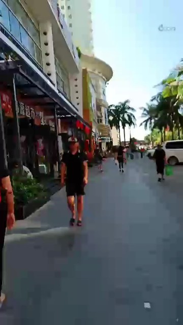 主播在三亚街上