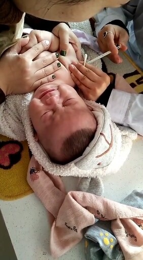 给小耀阳打针爸爸心疼