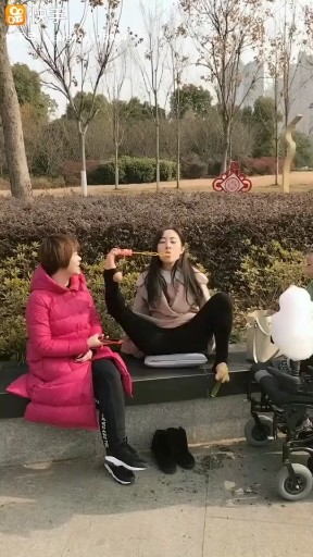 无臂女吹泡泡