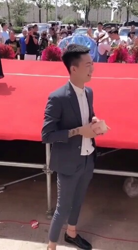 今天大总管儿子满月白哥随1万