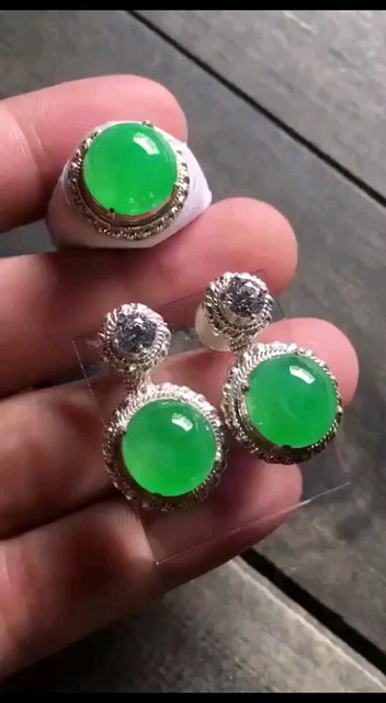 冰种满色阳绿耳钉戒面，不拆卖