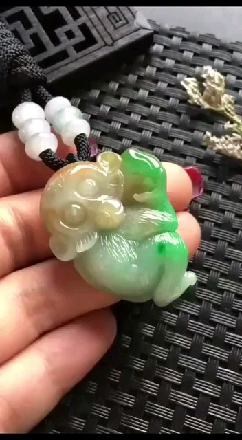 高糯化冰味黄加绿灵猴翡翠挂件