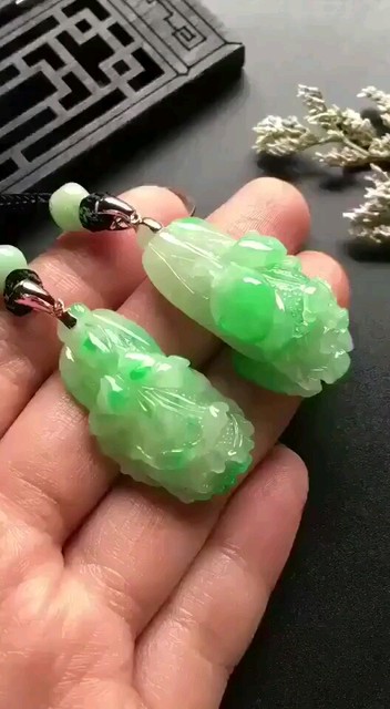 糯冰飘花百财来聚翡翠挂件