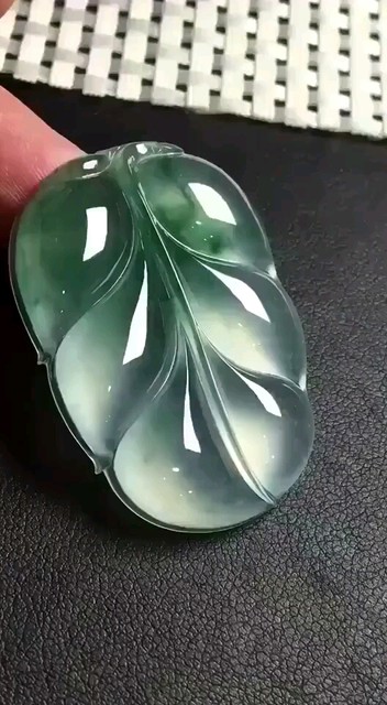 老坑冰种飘花枝繁叶茂翡翠挂件