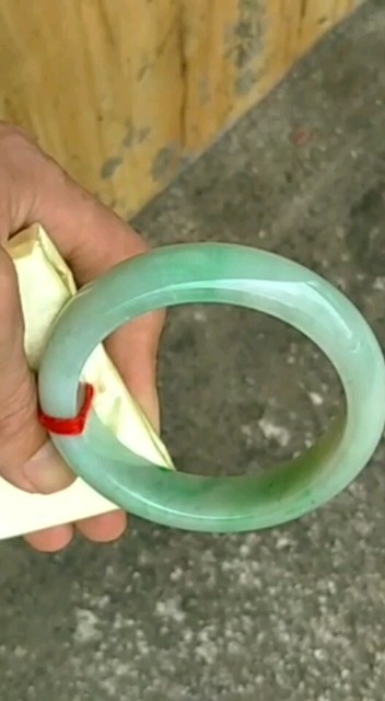 糯化晴底飘绿翡翠手镯