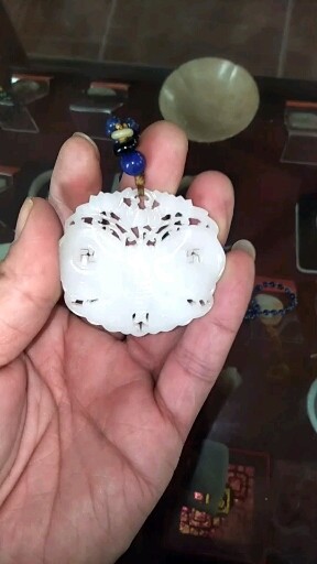 明代:镂雕白玉佩