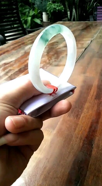 老坑糯冰飘花翡翠手镯
