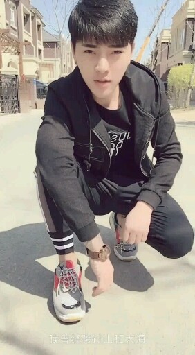 媳妇在家看儿子老弟被我玩了