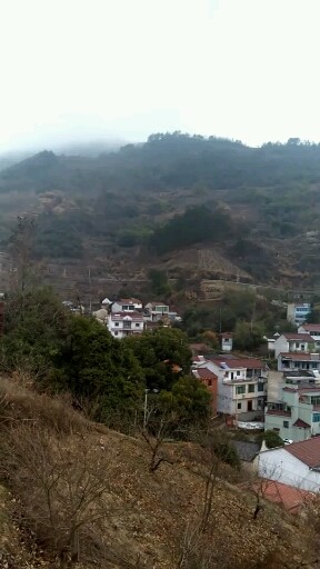 好高的大山，这房子还建设半山腰