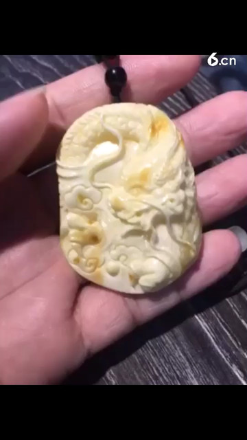 纯天然白花密蜡龙牌吊坠