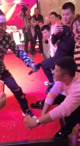 活动开始了主持人是我李耀阳