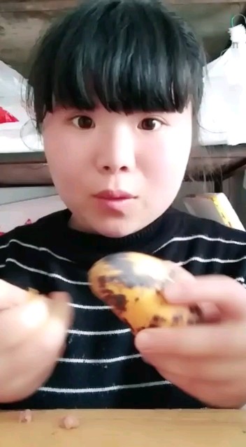 买不起芒果只能垃圾桶捡着吃