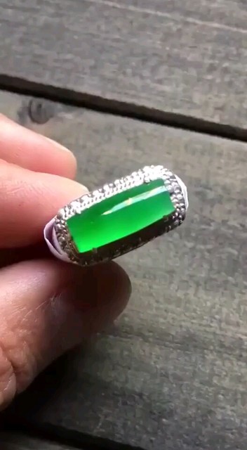 高冰种满色正阳绿马鞍戒面