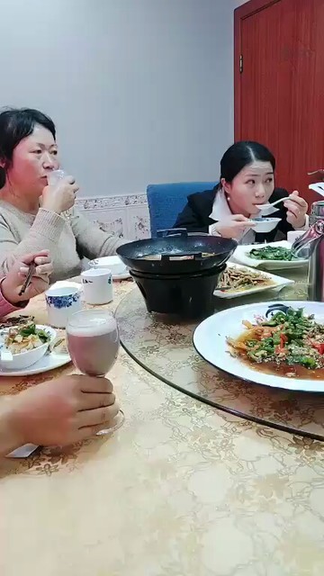 教主的妈妈和嫂子