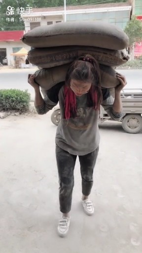 妹子挑战三包水泥