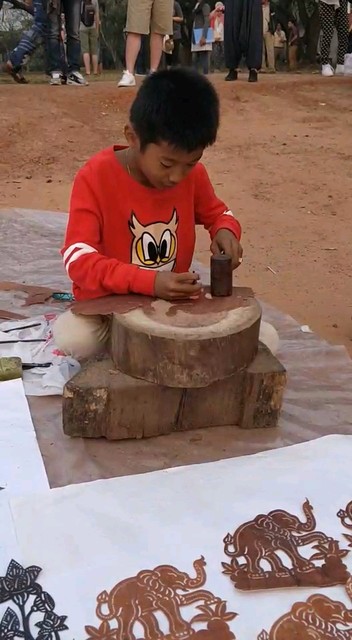 小工匠雕刻牛皮画，好美