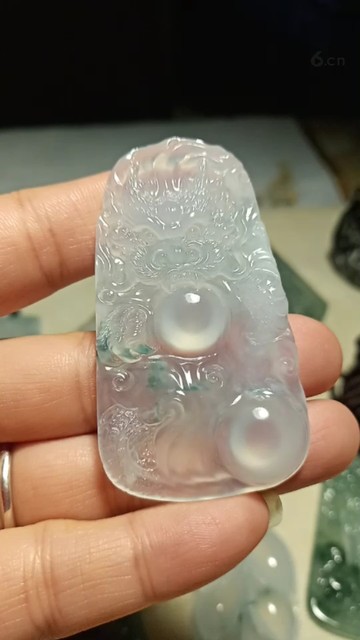 晶莹剔透，起胶起刚性的龙牌