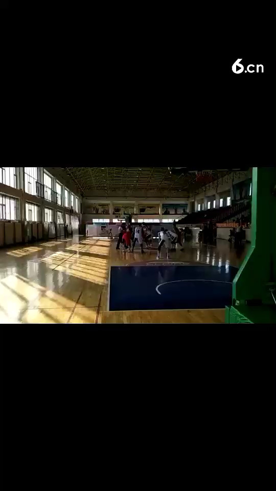 看看帅哥们比赛开始了