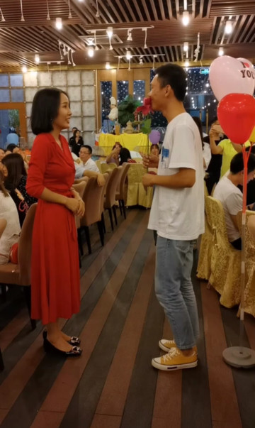 小伙相亲遇到喜欢的女生~