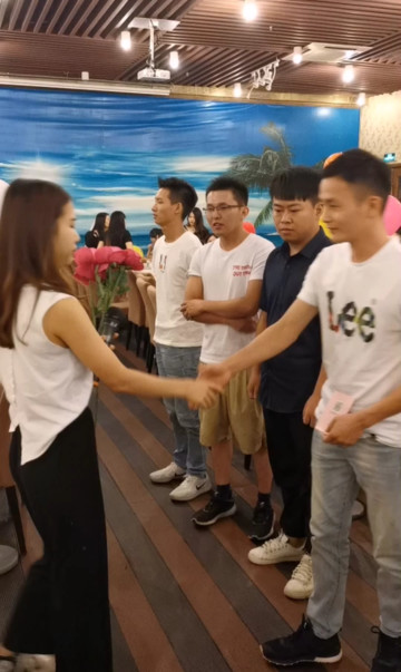 相亲现场竞争非常激烈~