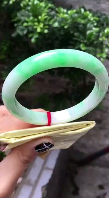 老坑高糯化飘花翡翠手镯56圈口