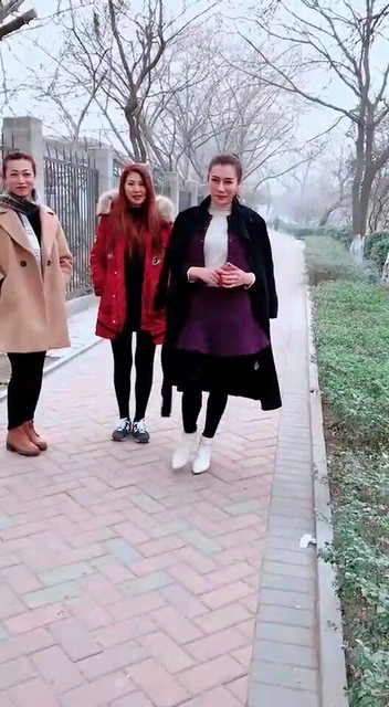 三个人里只有一个是女的，猜猜看