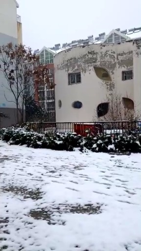 带小宝贝，在外面玩雪