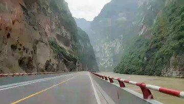 凉山渡峡谷，峡河中间修公里，