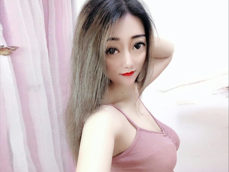 初夏能歌善舞的主播海报