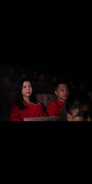 王雷携手夫人李小萌一起观看电