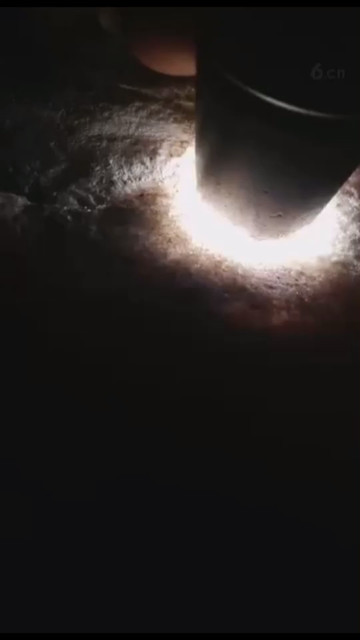 ，