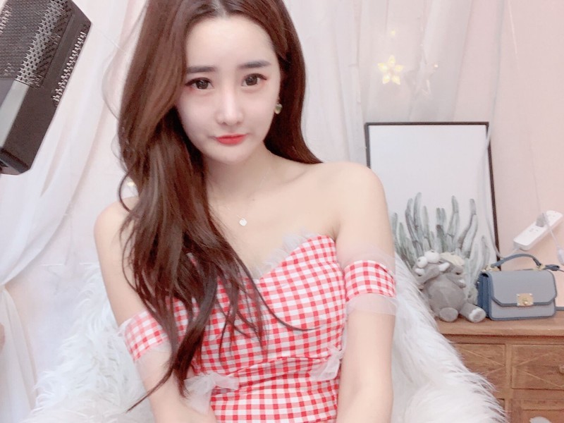 长腿车模陈曼的主播海报