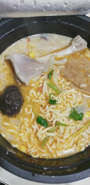太饿吃太急 把舌头咬破了😂