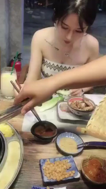 美女吃饭😊😛