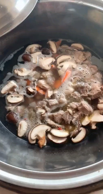 铁锅烀羊肉蘑菇萝卜豆饭