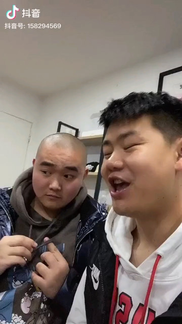 瞧这两口子多会玩
